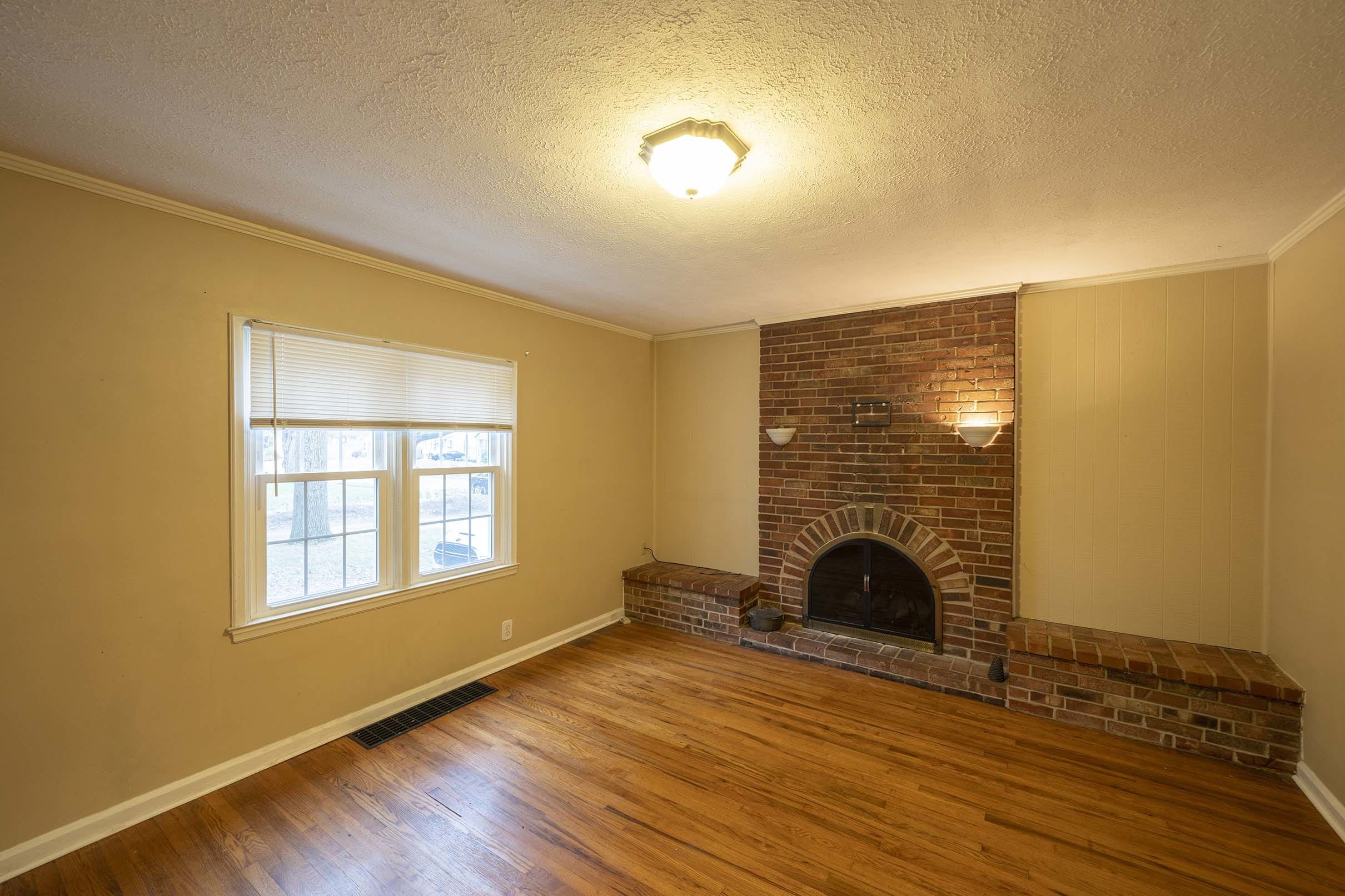Living room before renovation