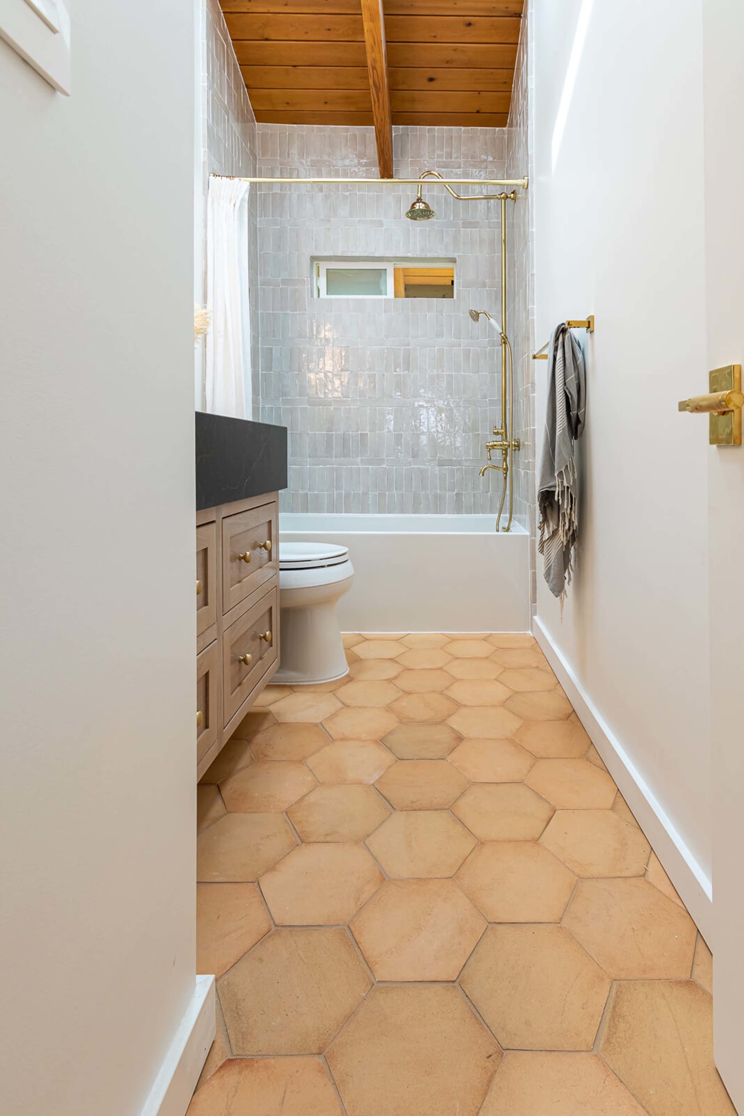 Small bathroom mixed tile